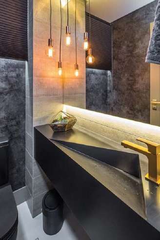 1. Bancada cinza com cuba esculpida para banheiro social moderno com detalhes em dourado – Foto: Home Fashion Trend