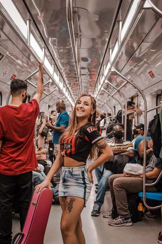 'Violinista Chavosa' se apresenta nos vagões do metrô de SP e quer quebrar barreiras com o funk e o violino