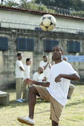 Ícaro Silva interpreta o ex-jogador Robinho em primeiras imagens na série 'Tremembé'