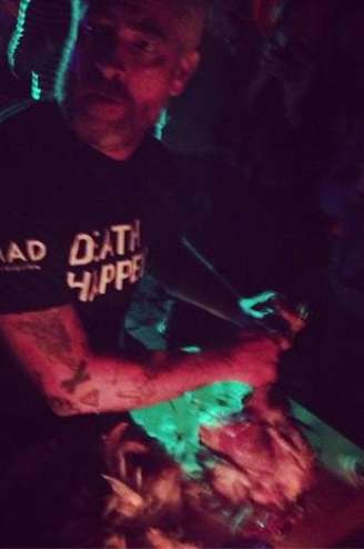 <p>Atala matou uma galinha durante a palestra intitulada Death Happens (a morte acontece, em português), em agosto deste ano</p>