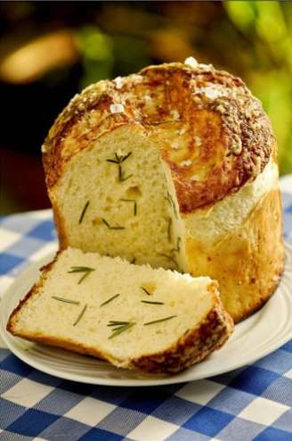 O sabor do panetone salgado de alecrim se destaca pelo uso da especiaria e do queijo padano
