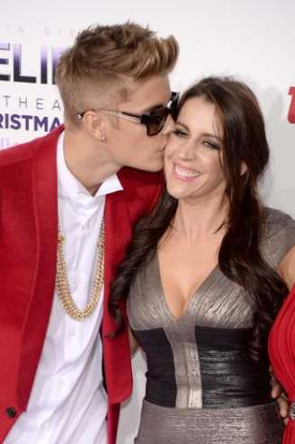 O cantor ao lado da mãe, Pattie Mallette, em evento realizado em dezembro do ano passado