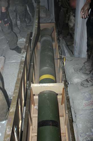 Mísseis dentro de navio interceptado no Mar Vermelho, em 5 de março. O navio carregava "armamento avançado" iraniano