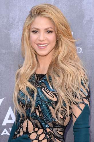 <p>Shakira - "Esse make é ideal para quem quer estar linda, sem errar", afirma a maquiadora Mariana Brito, do Studio W Higienópolis, em São Paulo. "A cantora apostou no contorno dos olhos extremamente leve, com uma boa camada de máscara para cílios, batom nude e blush pêssego."</p>
