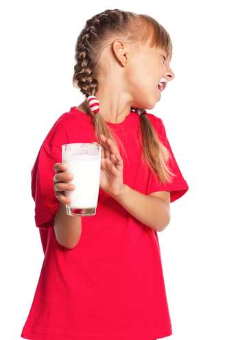 Um dos alimentos que mais causam alergia é o leite de vaca; comum em crianças, rara em adultos