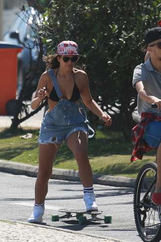 Bruna Marquezine anda de skate no Rio de Janeiro 