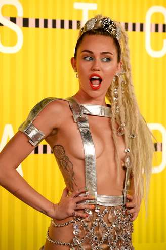 Miley Cyrus foi a apresentadora do VMA 2015