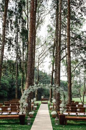 1. Simples e linda decoração para cerimônia de casamento ao ar livre no campo – Foto: Casório à Vista