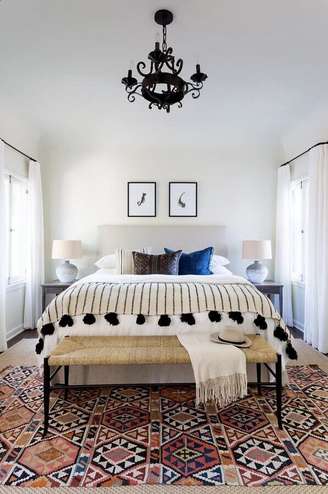 1. Decoração de quarto de casal simples e bonito com banco rústico e tapete colorido – Foto Casoca