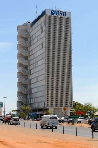 A crise do banco estatal do Distrito Federal é relacionada a negócios com o Banco Master, liquidado em novembro de 2025