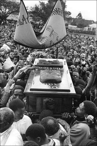 <p>Militantes anti-apartheid participam de funeral de Steve Biko, em King William's Town, em 3 de outubro de 1977. Biko era o fundador do Movimento de Consciência Negra e morreu na prisão vítima de violência policial </p>