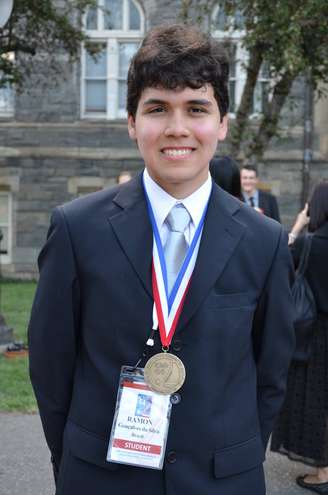 Estudante Ramon Gonçalves durante competições internacionais de química