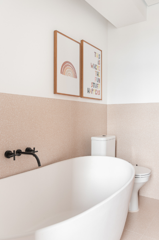 1. Banheiro feminino: a combinação clássica do rosa e do branco para um banheiro de menina – Projeto: Duda Senna Arquitetura e Decoração | Foto: Gisele Rampazzo