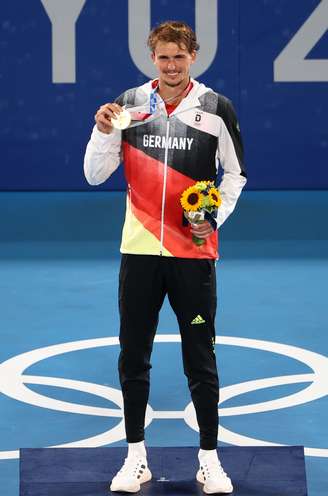 Zverev posa com a medalha de ouro 