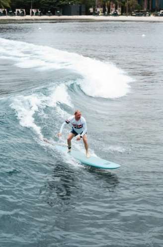 Bottas usa camisa do São Paulo enquanto surfa no interior paulista
