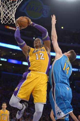 O cestinha dos Lakers foi o pivô Dwight Howard (à esq.), que anotou 24 pontos, quatro a mais que o ala Earl Clark