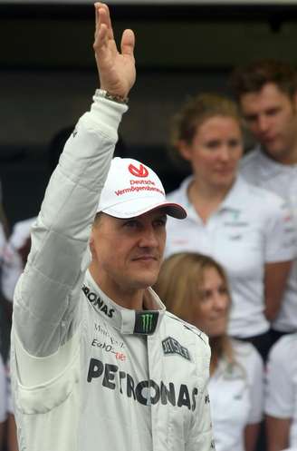 Michael Schumacher acena para o público durante o GP do Brasil de Fórmula 1 - 25/11/2012.