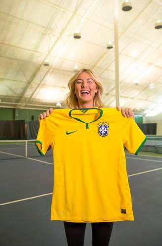 Maria Sharapova exibe camisa da Seleção