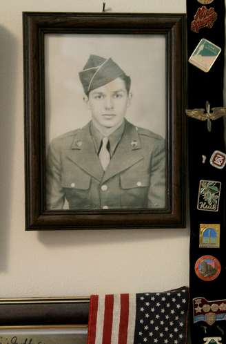 <p>Ao avançar para a Alemanha, Melnikoff levou um tiro no pescoço e outro no ombro. 'Eu tenho muita sorte', disse</p>