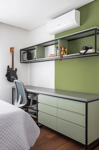 1. Meia parede verde no quarto + escrivaninha espaçosa + prateleiras com itens decorativos – Projeto: Tatu Arquitetura | Foto: Thiago Travesso