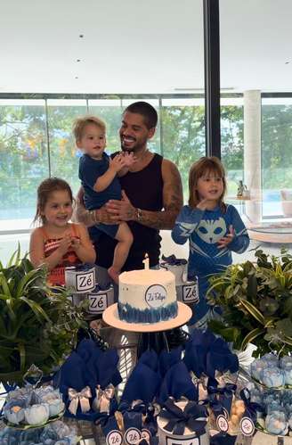 Zé Felipe ganha 'parabéns' ao lado dos filhos