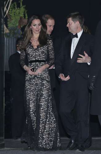 <p>Kate Middleton escolheu vestido longo com renda preta sobre fundo nude para ir à exibição de <em>David Attenboroughs Natural History Museum Alive 3D</em>, em Londres, nesta quarta-feira (11)</p>