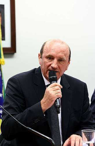 Ministro Neri Geller chegou a chorar, usando a tribuna durante uma reunião da Comissão de Agricultura da Câmara dos Deputados, negando envolvimento com o esquema