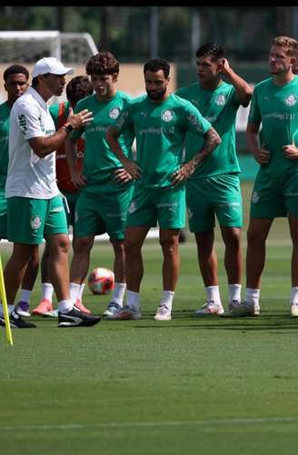 Rodrigo Haruki durante treino com o elenco profissional do Palmeiras. 