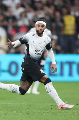 Memphis Depay anotou dois gols e garantiu a vitória corintiana neste sábado.