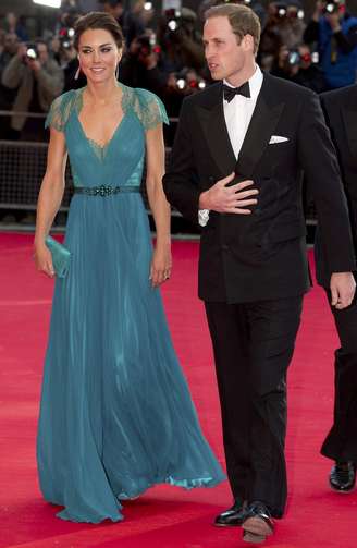 Kate Middleton com um modelo de Jenny Packham verde, com detalhes em renda, dizem que a peça custou £2.050,00