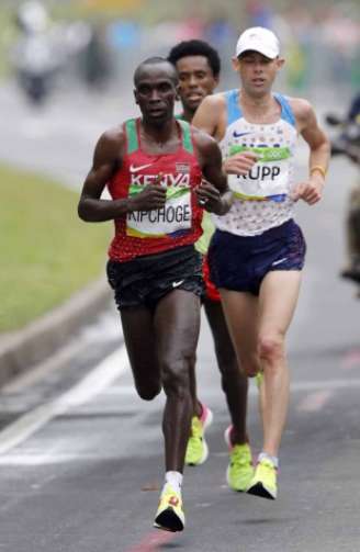 Kipchoge disparou nos últimos 10km e não conseguiu ser alcançado pelos adversários (Foto: AFP)