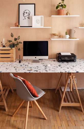 1. Mesa para pc com impressora e prateleiras decorativas – Via: Pinterest  