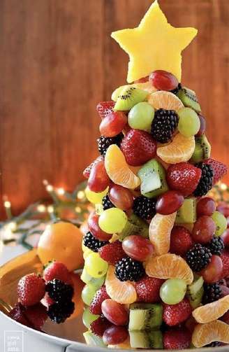 1. Modelo simples de árvore de natal de frutas. Fonte – Decor Fácil