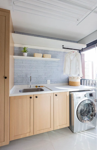 1. O armário aéreo é uma das melhores formas de otimizar espaço e manter a sua lavanderia pequena sempre em ordem – Projeto: Mari Milani + Arquitetas | Foto: Mariana Camargo