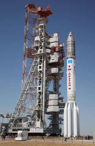 <p>Foto de 13 de maio mostra o foguete russo Proton-M, carregando o satélite de comunicação Express-AM4P, que caiu nesta sexta-feira, subindo na plataforma de lançamento na base Baikonur, no Cazaquistão</p>