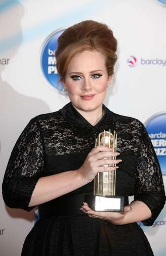 Adele gosta de manter as unhas longas e ovais, o que conferem um ar vintage ao seu estilo