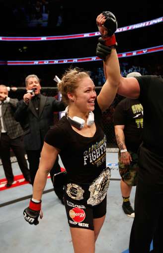 Ronda Rousey caminha com o cinturão do peso galo feminino do UFC