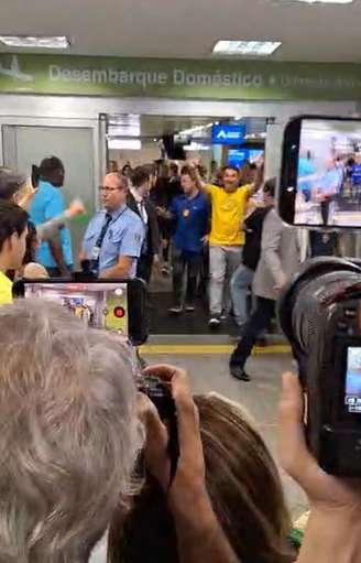 Flávio Bolsonaro retorna de viagem aos EUA e é recebido por apioadores em Brasília