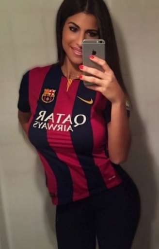 <p>Elisabeth gosta de tirar selfies com a camisa do Barcelona</p>