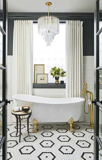 2. Banheira vitoriana com pé dourado no banheiro chique – Foto Tralhao Design Center