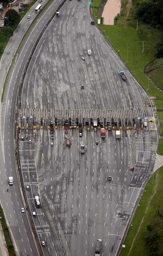 Vista de uma praça de pedágio numa rodovia em São Paulo. 11/3/2016. REUTERS/Paulo Whitaker