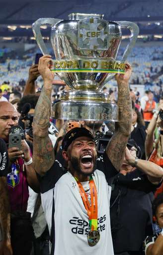 Memphis com a taça da Copa do Brasil conquistada pelo Corinthians, no Maracanã
