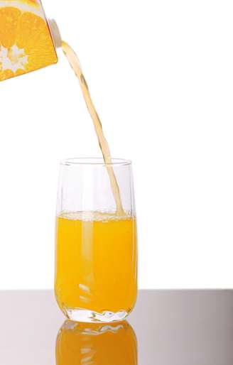 Um estudo realizado pela Faculdade de Odontologia da Universidade de São Paulo aponta que os efeitos dos sucos de soja nos dentes podem ser tão erosivos quanto os de sucos industrializados de frutas mais ácidas, como a laranja e o limão
