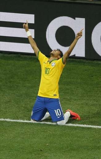 <p>Neymar comemora gol de pênalti marcado contra a Croácia</p>