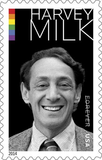 <p>No selo, Harvey Milk aparece sorridente, com uma bandeira do arco-íris, símbolo do orgulho gay, na parte superior</p>