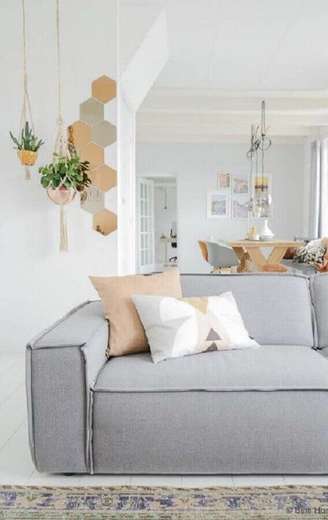 1. Decoração minimalista com sofá moderno cinza para sala decorada com hanger e sofá 3 lugares – Foto: Pinterest