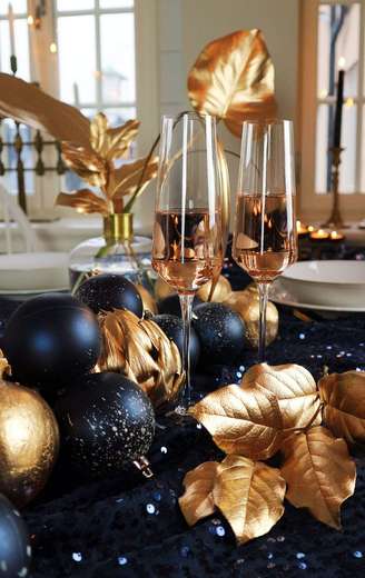 1. Taça de champagne na decoração dourada e preta, as cores para ano novo mais bonitas – Foto Hemma Fix Bloggen