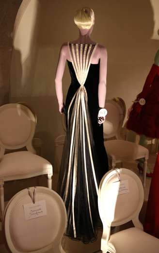 Vestido de veludo preto foi usado pela atriz Julia Roberts em 1992, na premiação do Oscar