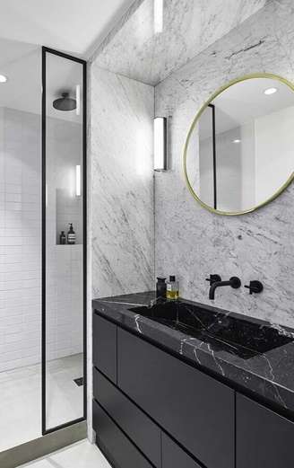 1. Banheiro sofisticado planejado com mármore branco carrara e bancada em mármore preto – Foto: Pinterest