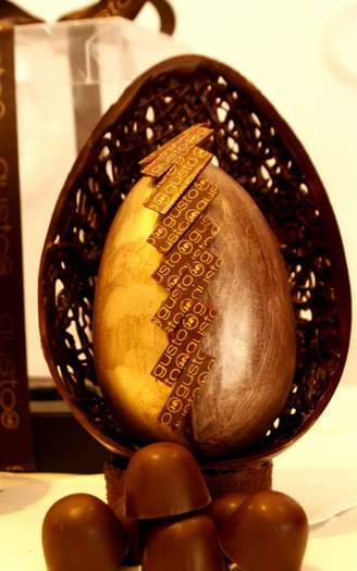 <p>Outra aposta da Gusto 24 é o ovo Brigadeiro Reale, feito com trina de chocolates 70% e 53% Callebaut, metade da casca recheada com brigadeiro e a outra com brigadeiro branco. Preço: R$ 78 (500 g). Informações: (11) 2387-8894</p><p></p>